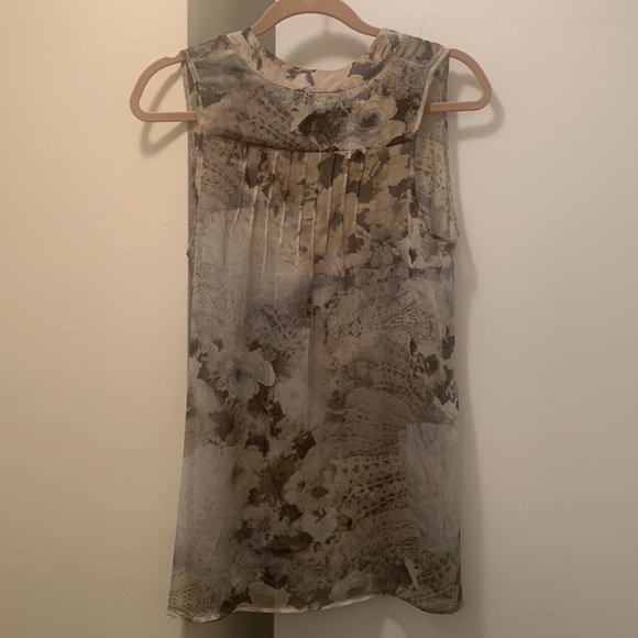 Sleeveless blouse. - Picture 3 of 4